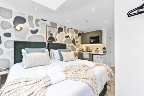 Sleek & Modern Studio Getaway with Artistic Flair, London